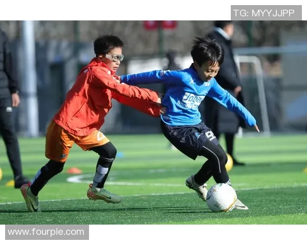 小朋友与球星同场竞技 激情足球梦想碰撞精彩瞬间